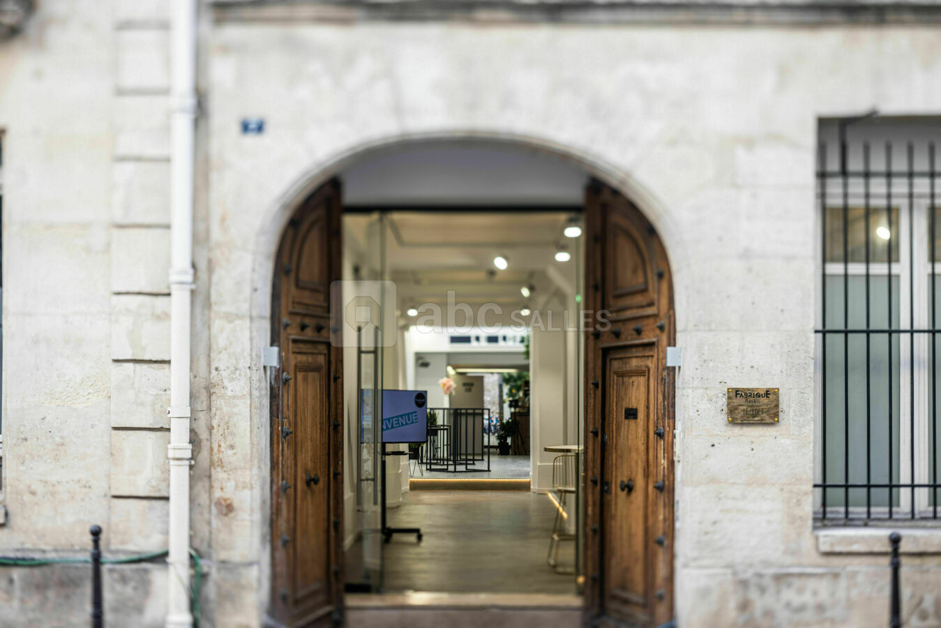 découvrez nos services experts de rénovation d'entreprise à paris pour transformer vos locaux professionnels avec qualité et efficacité.