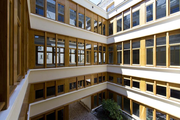 expert en rénovation de façades de bureaux à paris 75, nous apportons un coup de neuf à vos bâtiments pour un rendu esthétique et durable. contactez-nous pour un devis personnalisé.