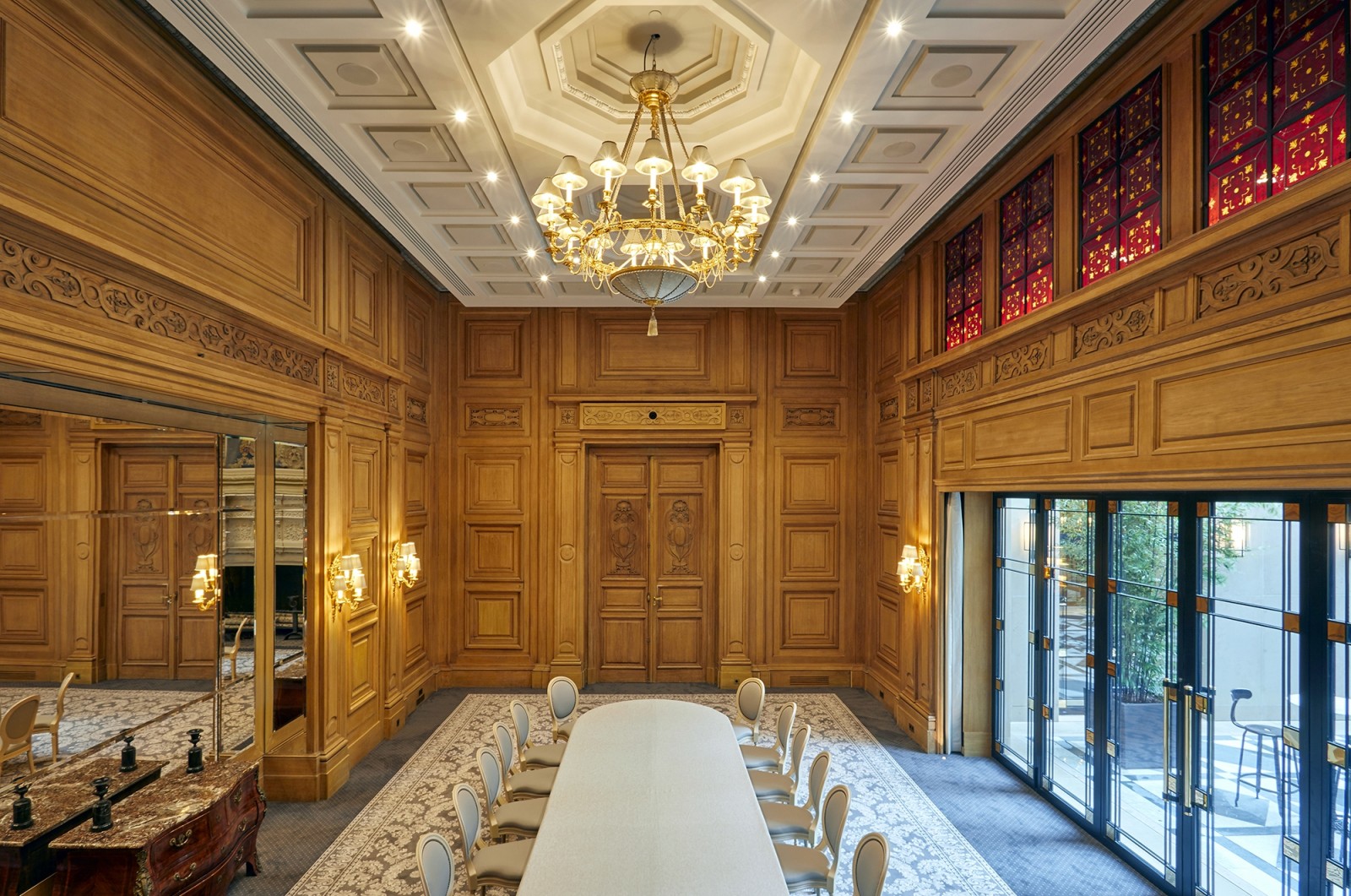 découvrez nos services de rénovation haut de gamme au george v à paris, alliant élégance et savoir-faire pour transformer vos espaces avec style et qualité.