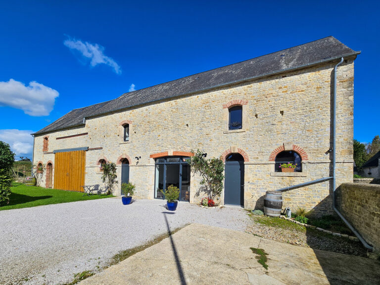 découvrez nos services experts de rénovation de grange pour transformer votre espace ancien en un lieu moderne et chaleureux, tout en conservant son charme traditionnel.