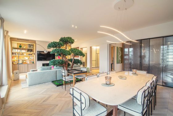 découvrez cette rénovation haussmannienne cosy dans le 20e arrondissement de paris, alliant charme ancien et confort moderne pour un cadre de vie chaleureux et élégant.