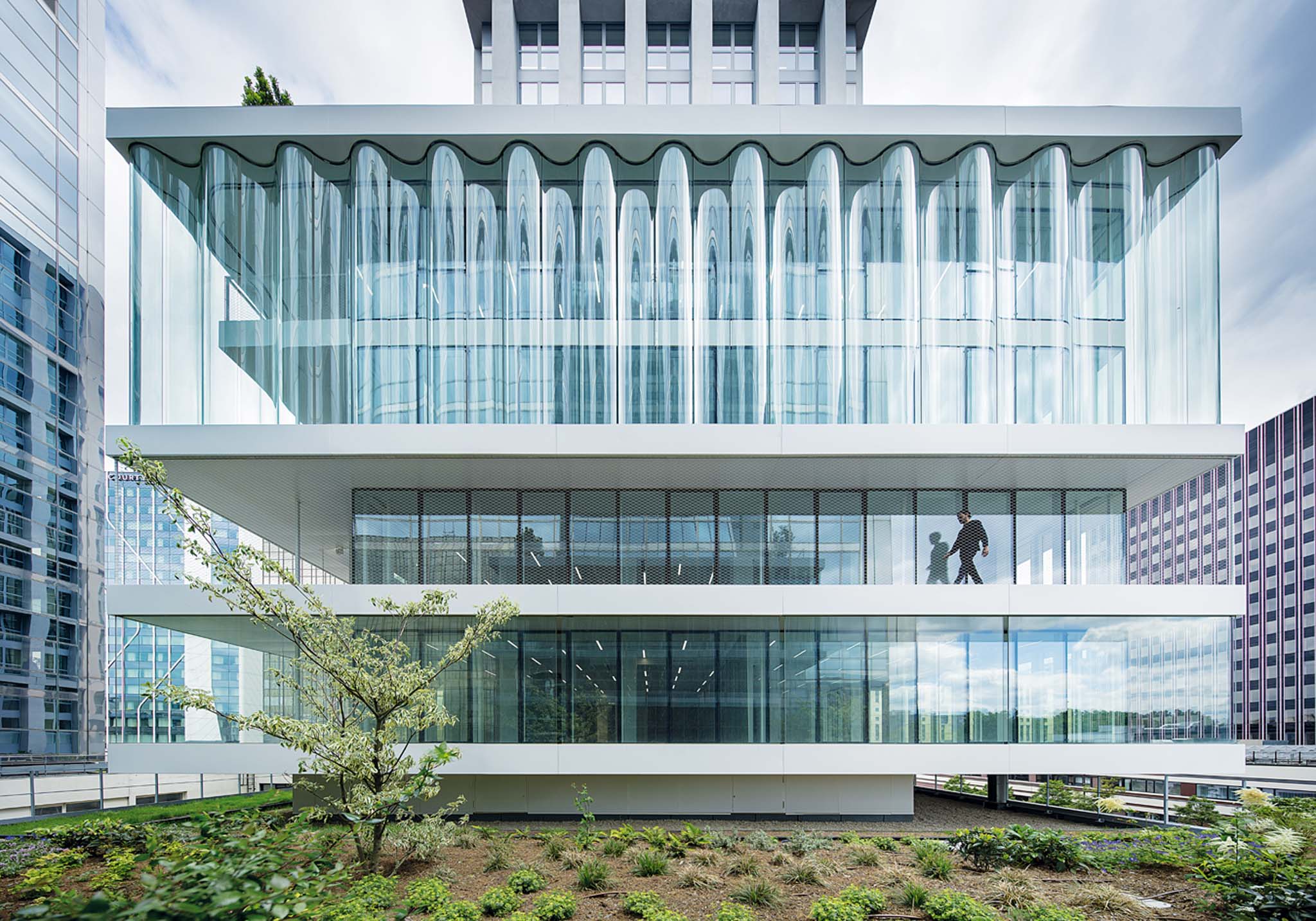 spécialistes en rénovation d'immeubles à paris, nous transformons vos bâtiments anciens en espaces modernes et fonctionnels tout en respectant leur charme historique.