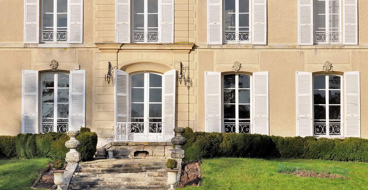 découvrez nos conseils et astuces pour la rénovation de votre maison ancienne, alliant charme traditionnel et confort moderne.