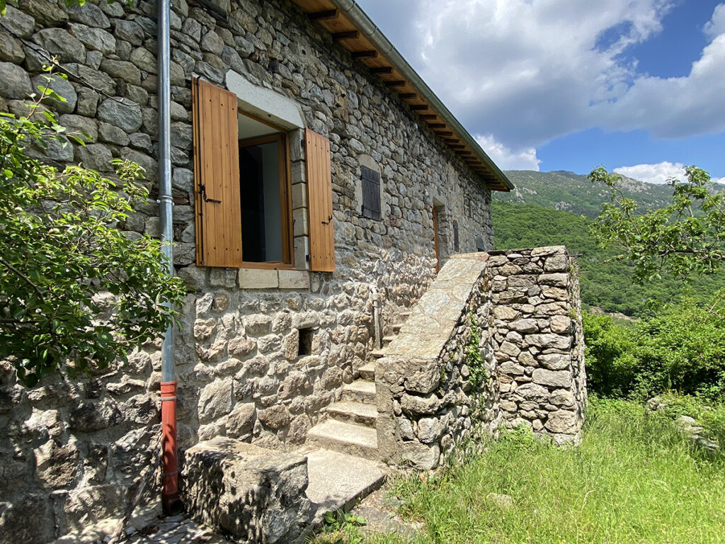 découvrez nos services professionnels de rénovation de maison en ardèche pour transformer votre habitat avec qualité et savoir-faire local.