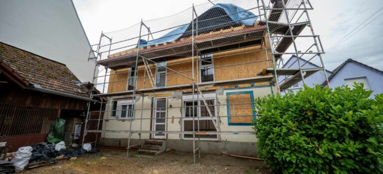 découvrez comment estimer les coûts de rénovation maison avant et après travaux pour optimiser votre investissement immobilier avec des conseils pratiques et des astuces budgétaires.