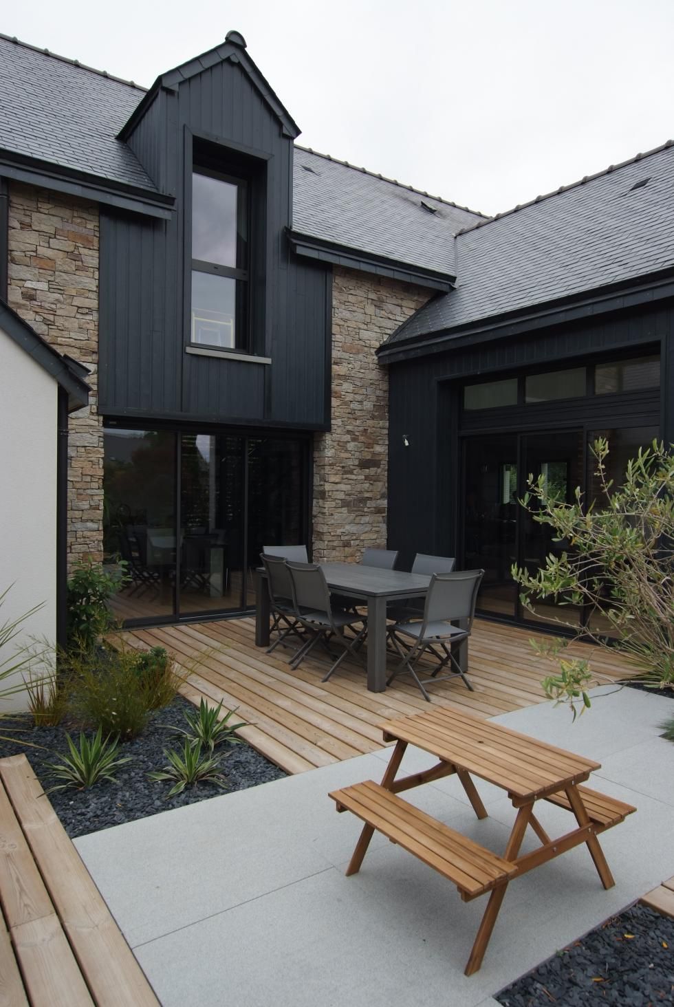 découvrez nos services de rénovation pour maison néo-bretonne moderne, alliant charme traditionnel et design contemporain pour un intérieur unique et élégant.