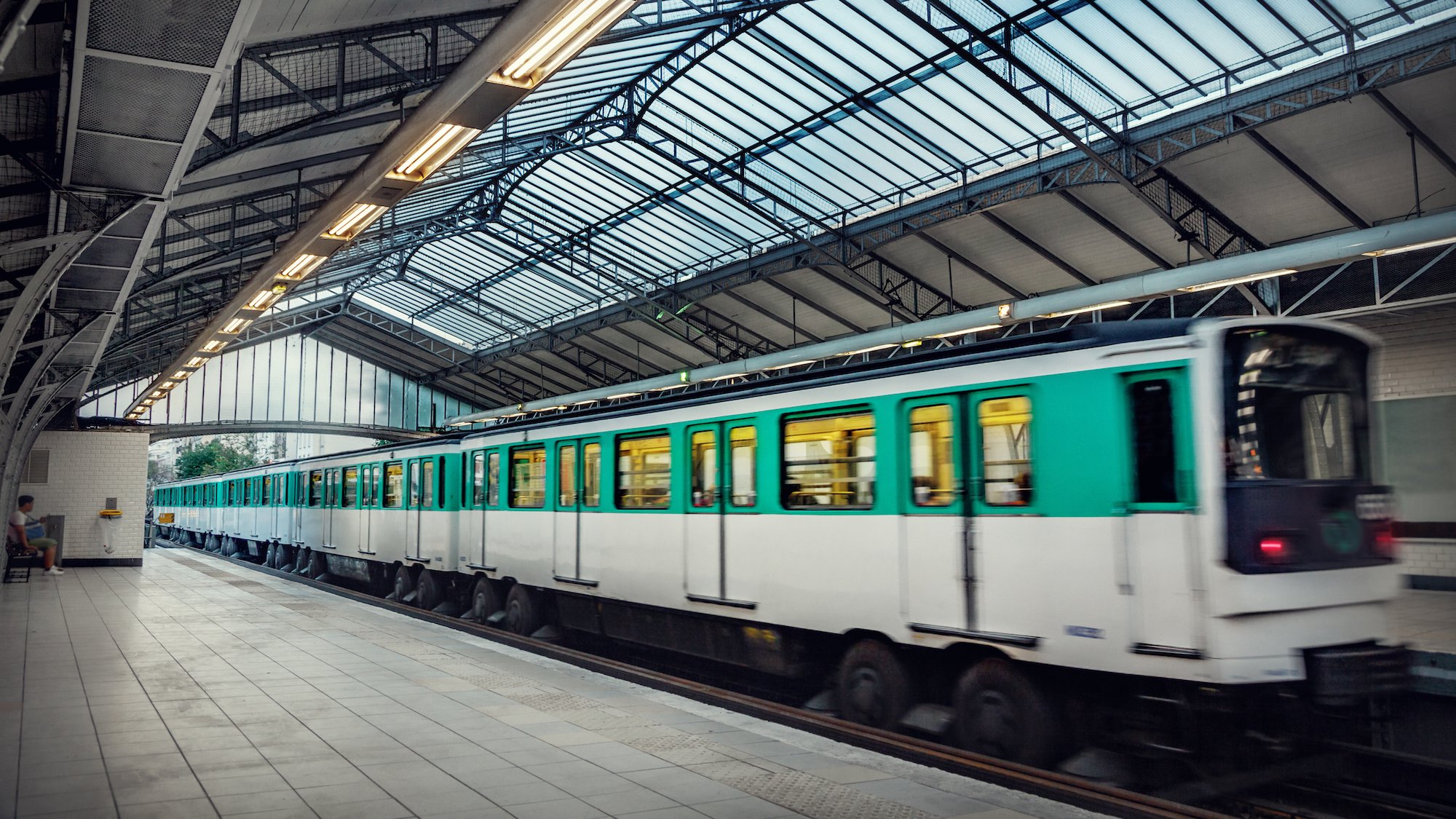 découvrez les projets de rénovation du métro parisien prévus pour 2025, visant à moderniser les infrastructures et améliorer le confort des voyageurs.