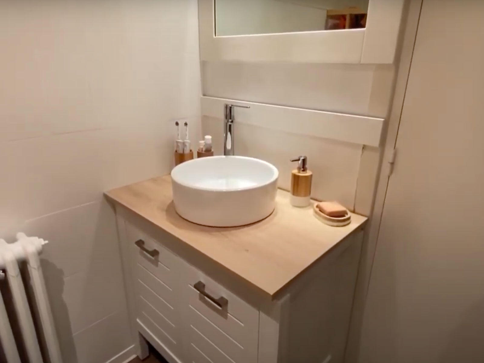 découvrez nos conseils et astuces pour la rénovation de vos meubles de salle de bain, alliant style et fonctionnalité pour un espace moderne et chaleureux.