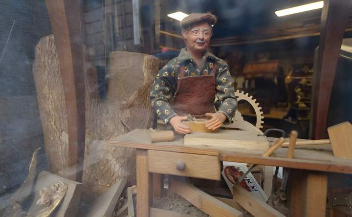 spécialistes en rénovation de meubles anciens près de paris, nous redonnons vie à vos pièces uniques avec savoir-faire et passion.