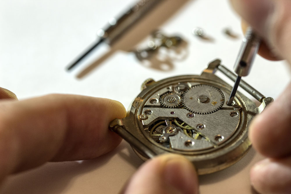 service expert de rénovation de montres à paris : réparation, restauration et entretien de vos montres toutes marques avec professionnalisme et rapidité.