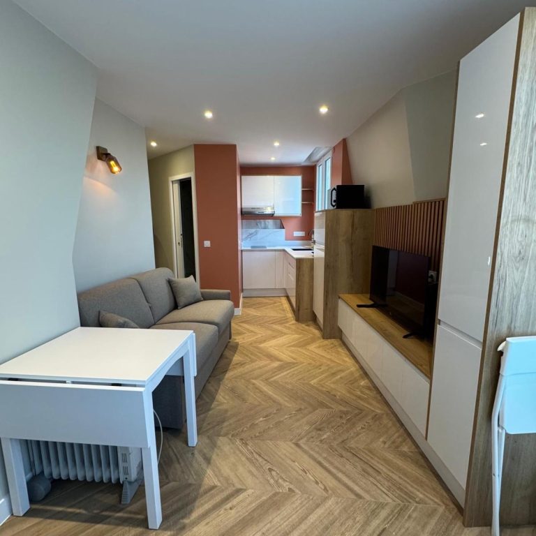 expert en rénovation à paris, notre équipe transforme vos espaces avec qualité et savoir-faire. faites confiance à nos professionnels pour tous vos projets de rénovation intérieure et extérieure.