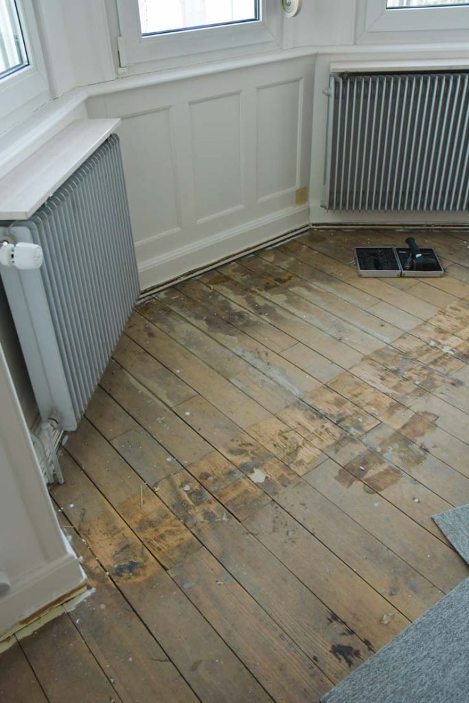 découvrez nos solutions expertes pour la rénovation de parquet ancien : restauration, ponçage et finition pour redonner vie à vos sols en bois.
