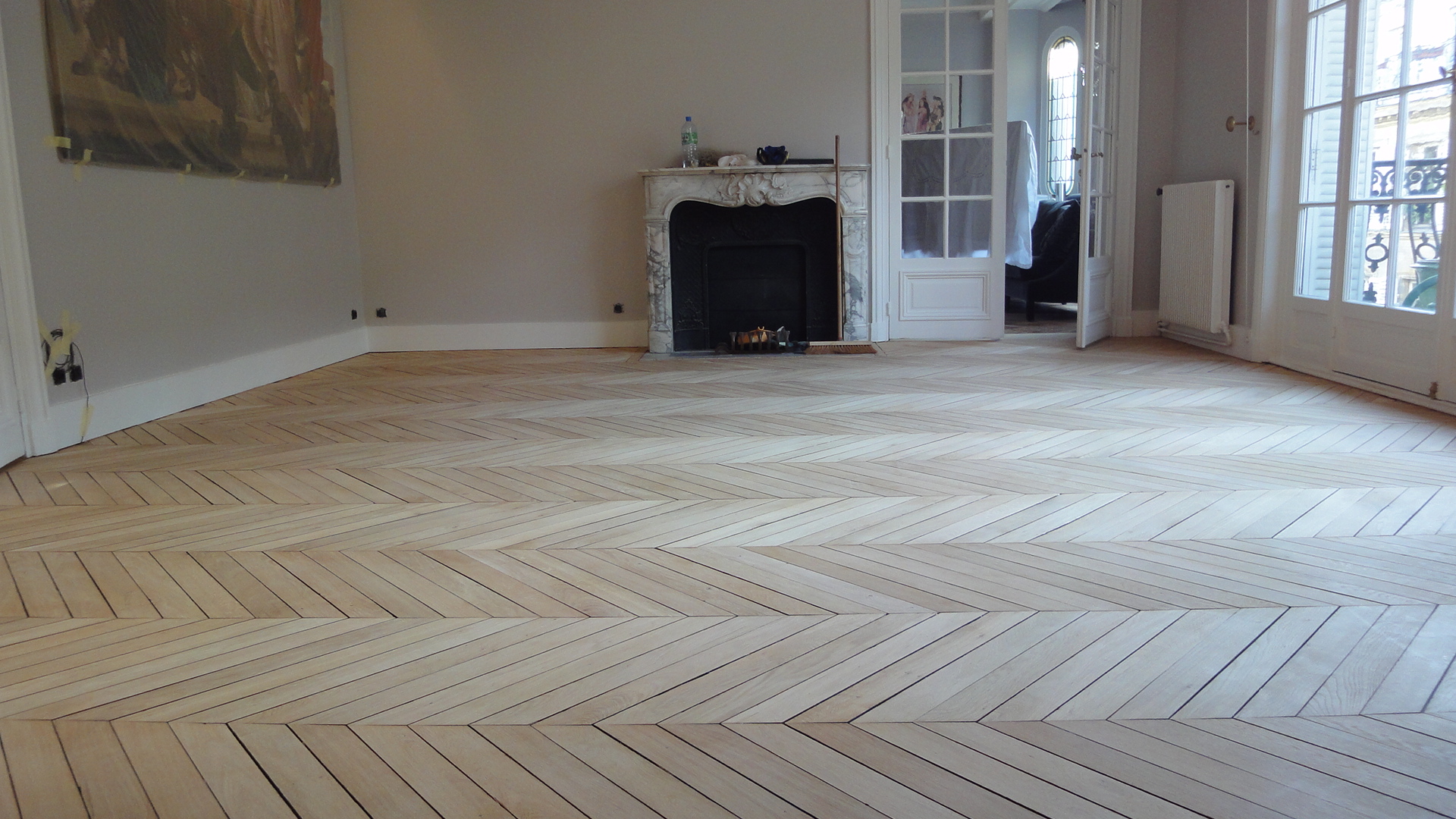 découvrez nos services professionnels de rénovation de parquet à paris 10. remettez votre sol en état avec des experts qualifiés, pour un intérieur chaleureux et élégant.