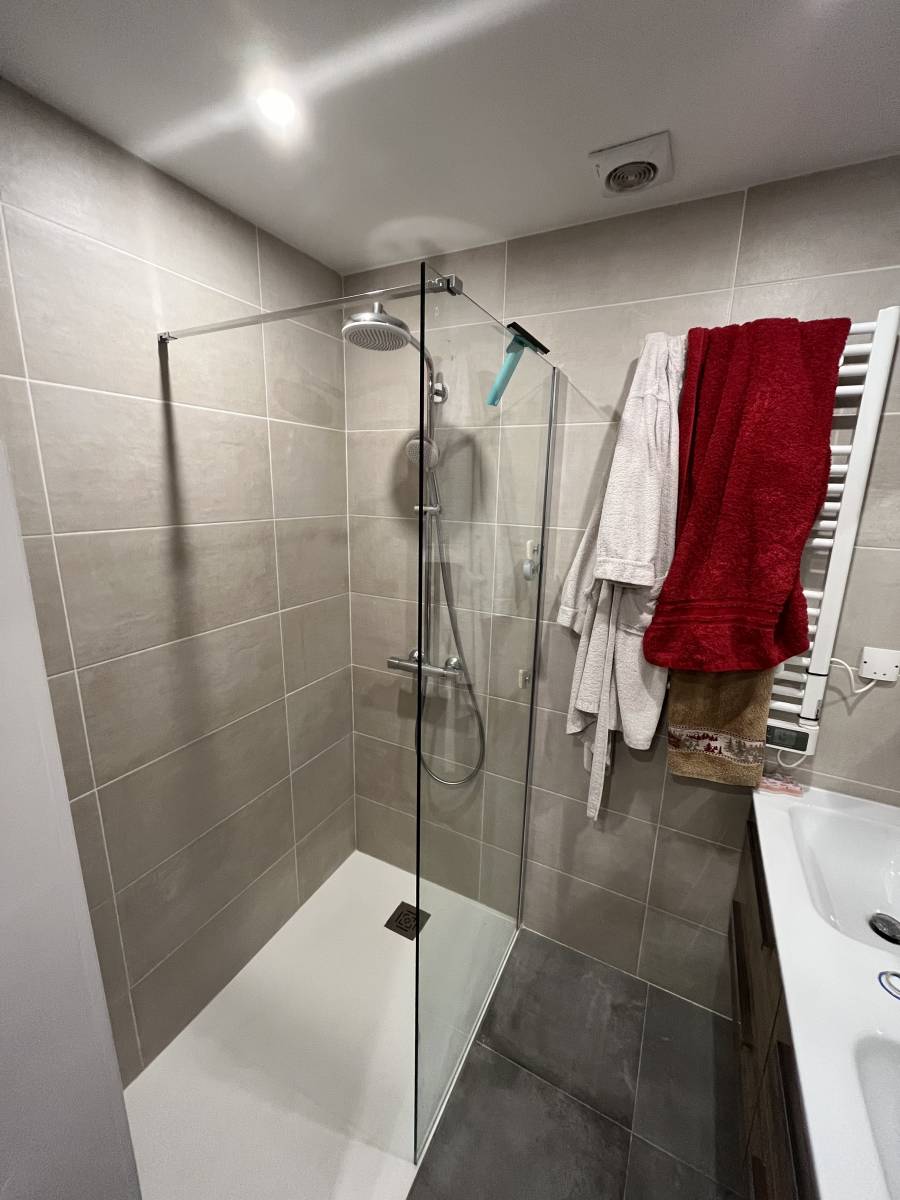 découvrez nos solutions de rénovation pour une salle de bain de 15m2, alliant style, fonctionnalité et optimisation de l'espace pour un environnement moderne et confortable.