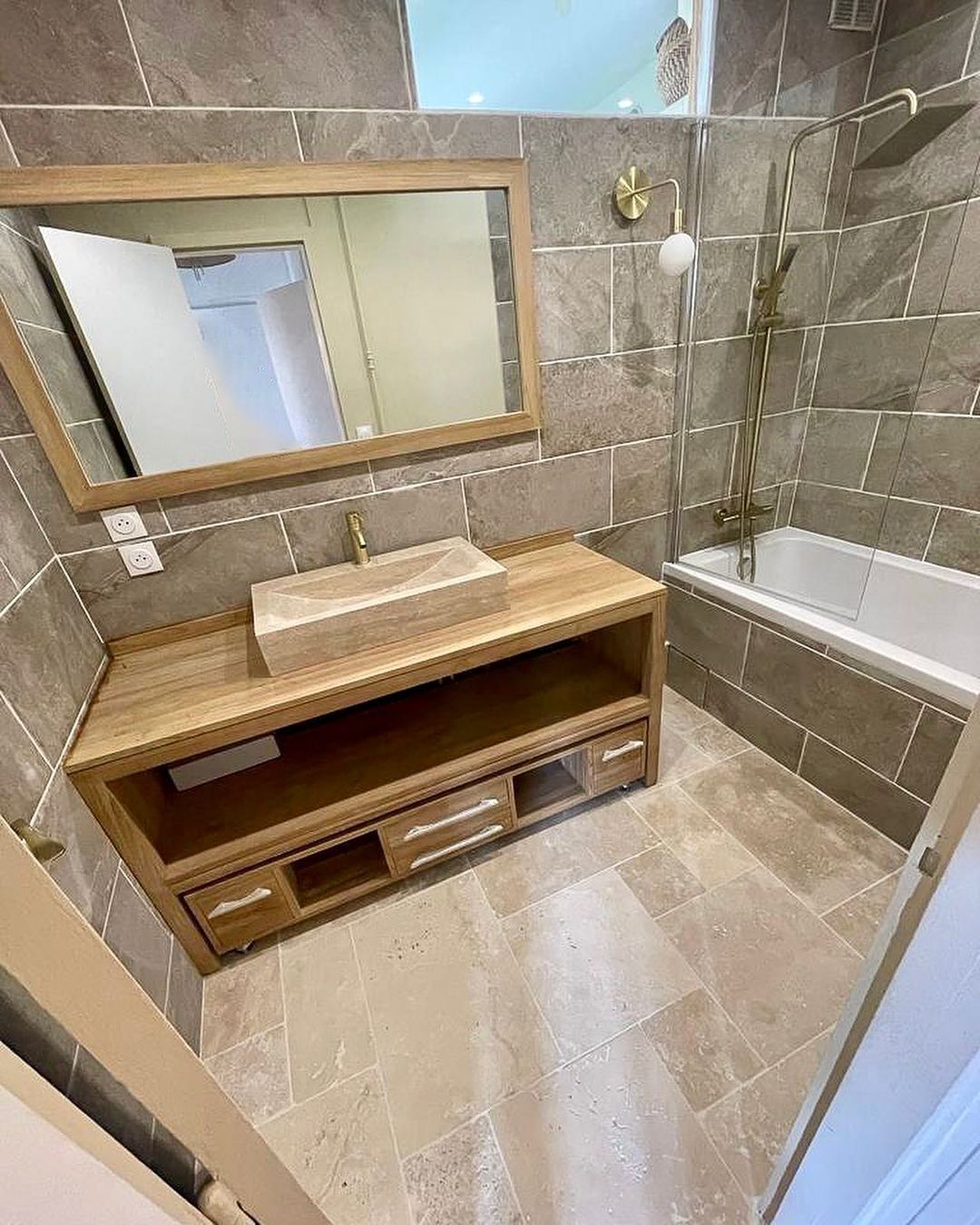 découvrez nos solutions professionnelles pour la rénovation de votre salle de bain : design moderne, matériaux de qualité et réalisation sur mesure pour un espace fonctionnel et esthétique.
