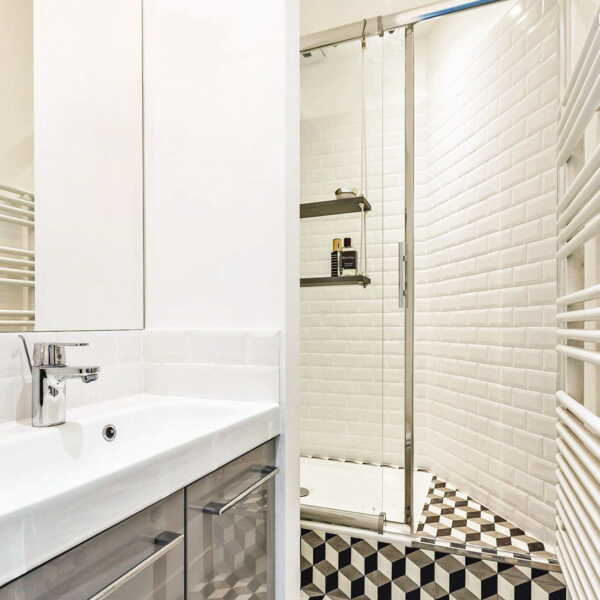 expert en rénovation de salle de bain de 5 m² : optimisez votre espace avec style et fonctionnalité grâce à nos solutions sur mesure.