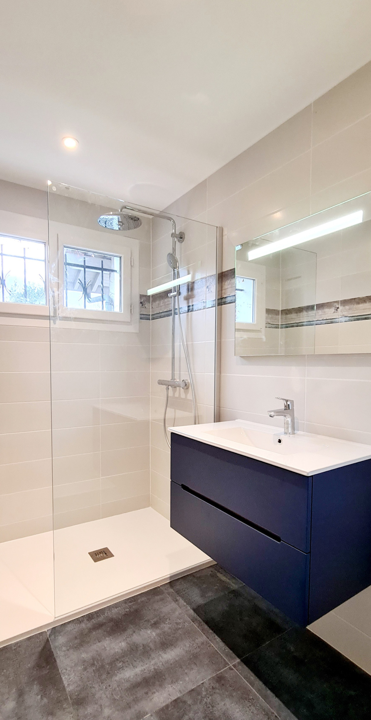 découvrez nos services professionnels de rénovation de salle de bain pour transformer votre espace en un lieu moderne, fonctionnel et élégant.