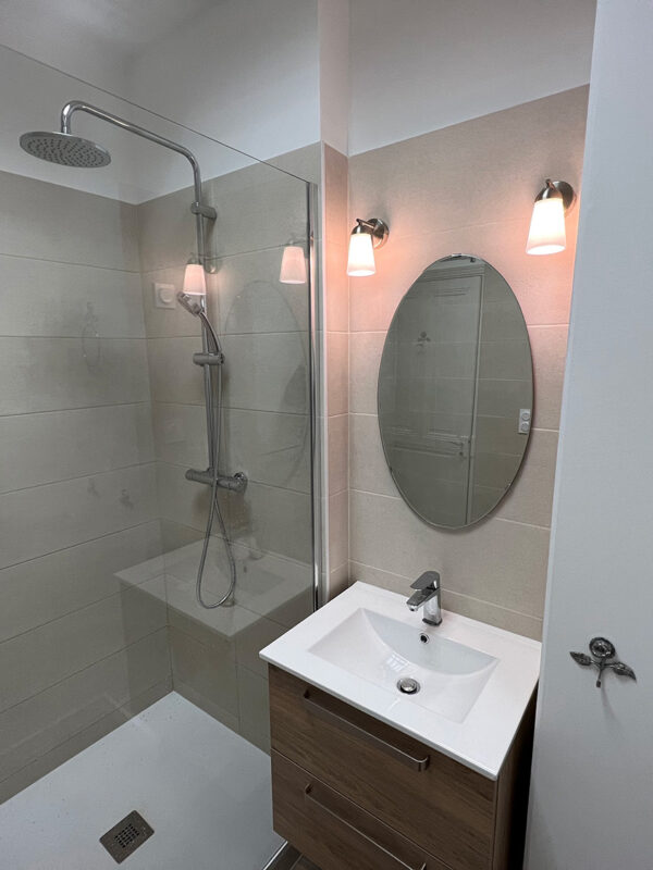 découvrez nos solutions de rénovation de salle de bain pour transformer votre espace en un lieu moderne, fonctionnel et agréable. devis personnalisés et conseils professionnels.