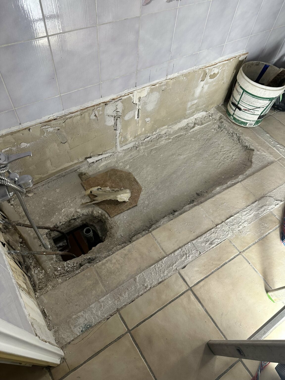 expert en rénovation de salle de bain à mours, nous transformons votre espace avec des solutions modernes et personnalisées pour un confort optimal.