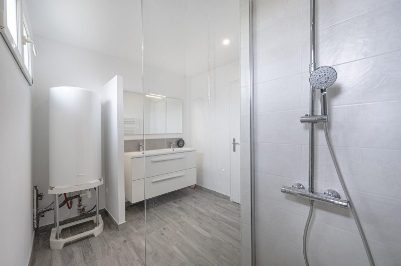 expert en rénovation de salle de bain à limetz-villez, nous transformons votre espace avec qualité et style. de la conception à la réalisation, faites confiance à nos artisans pour un résultat impeccable.