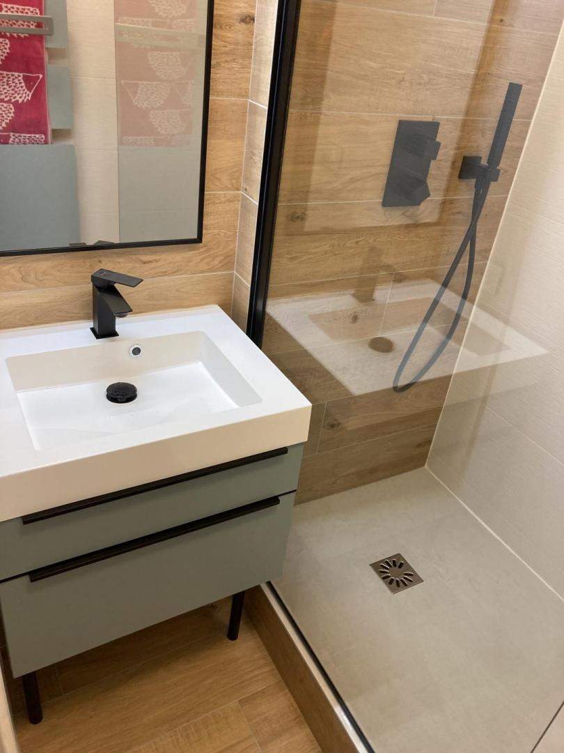 découvrez nos services professionnels de rénovation de salle de bain à maurepas. transformez votre espace avec des solutions sur mesure et un savoir-faire expert.