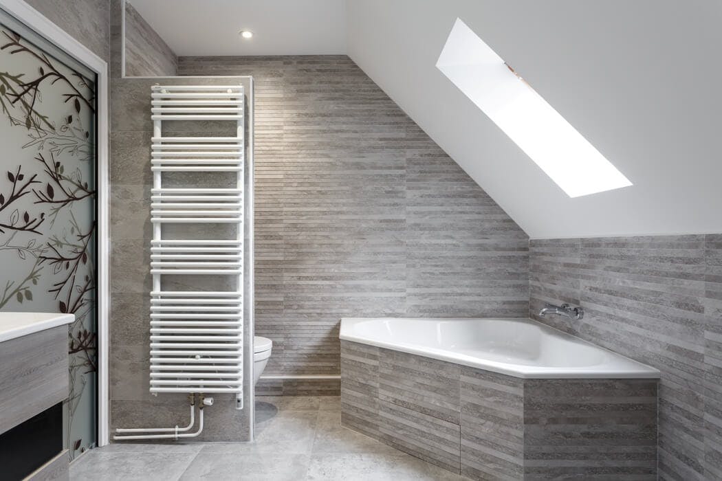 découvrez nos services de rénovation de salle de bain moderne à méré (78490). transformez votre espace avec des matériaux de qualité et un design contemporain adapté à vos besoins.
