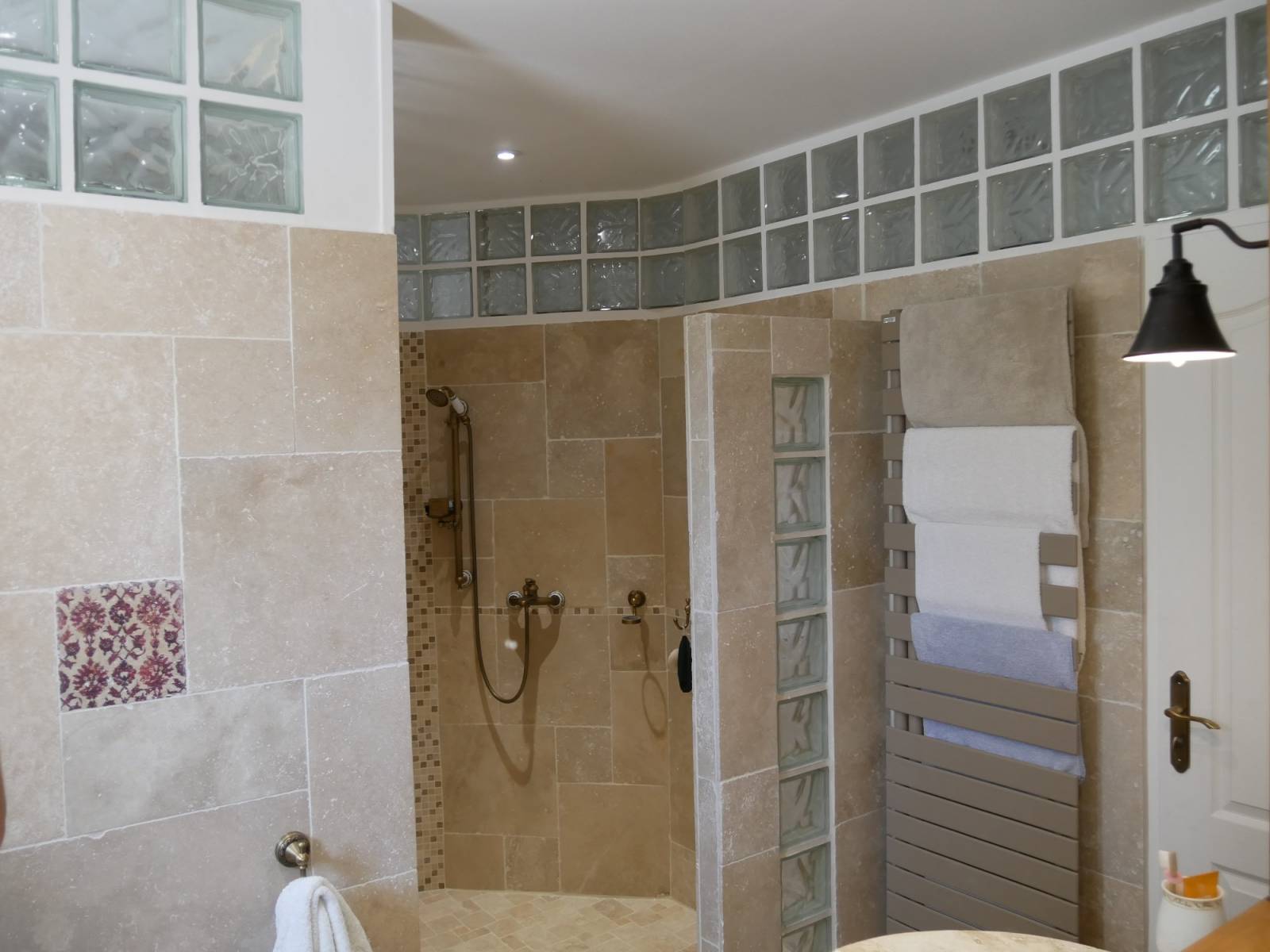 découvrez nos services de rénovation de salle de bain moderne au mesnil-saint-denis pour transformer votre espace avec style et fonctionnalité.