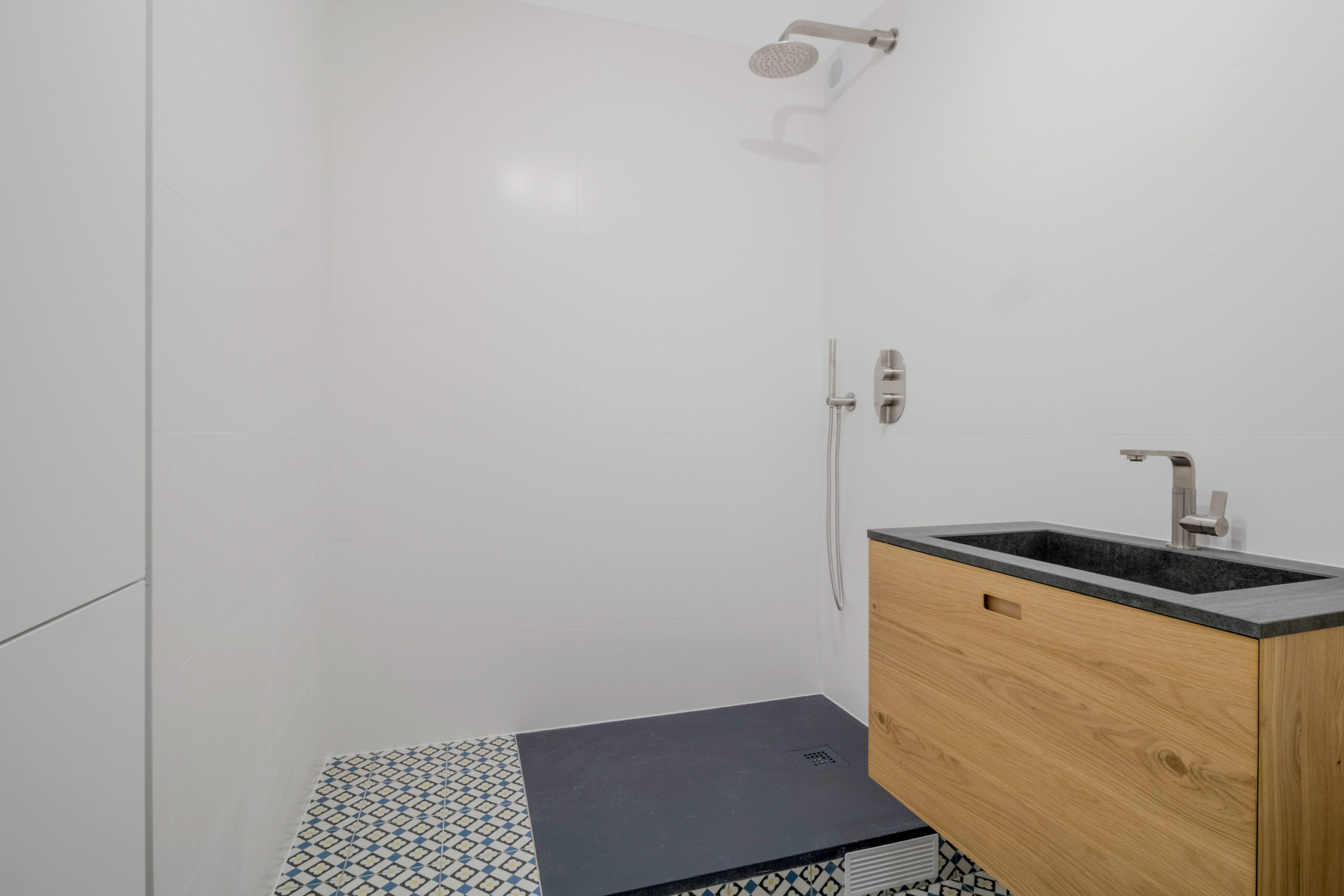découvrez nos services de rénovation de salle de bain à paris pour un espace moderne, fonctionnel et élégant. devis gratuit et expertise locale.