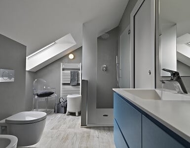 découvrez nos solutions sur mesure pour la rénovation de votre salle de bains mansardée, alliant praticité et design dans un espace atypique.