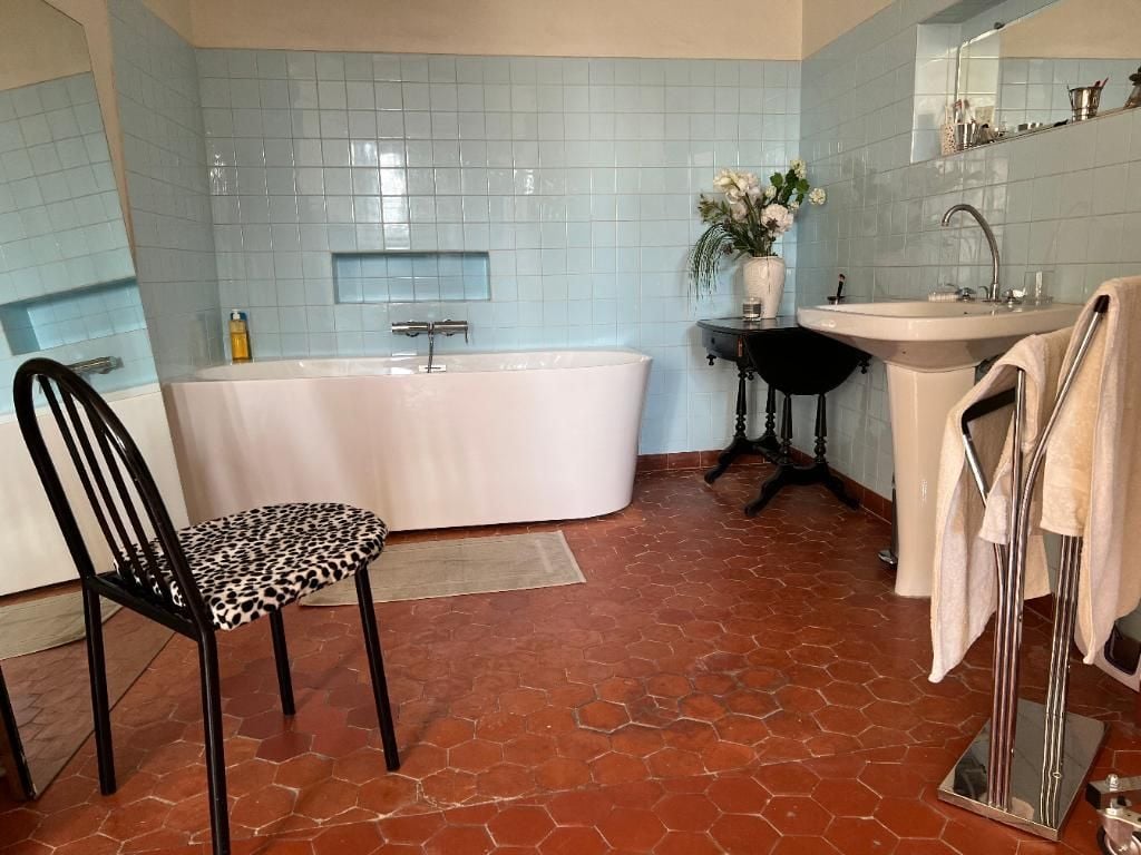 découvrez nos services de rénovation de salle de bains à saint-cyr-la-rivière en 2025. expertise, qualité et design pour transformer votre espace au meilleur prix.