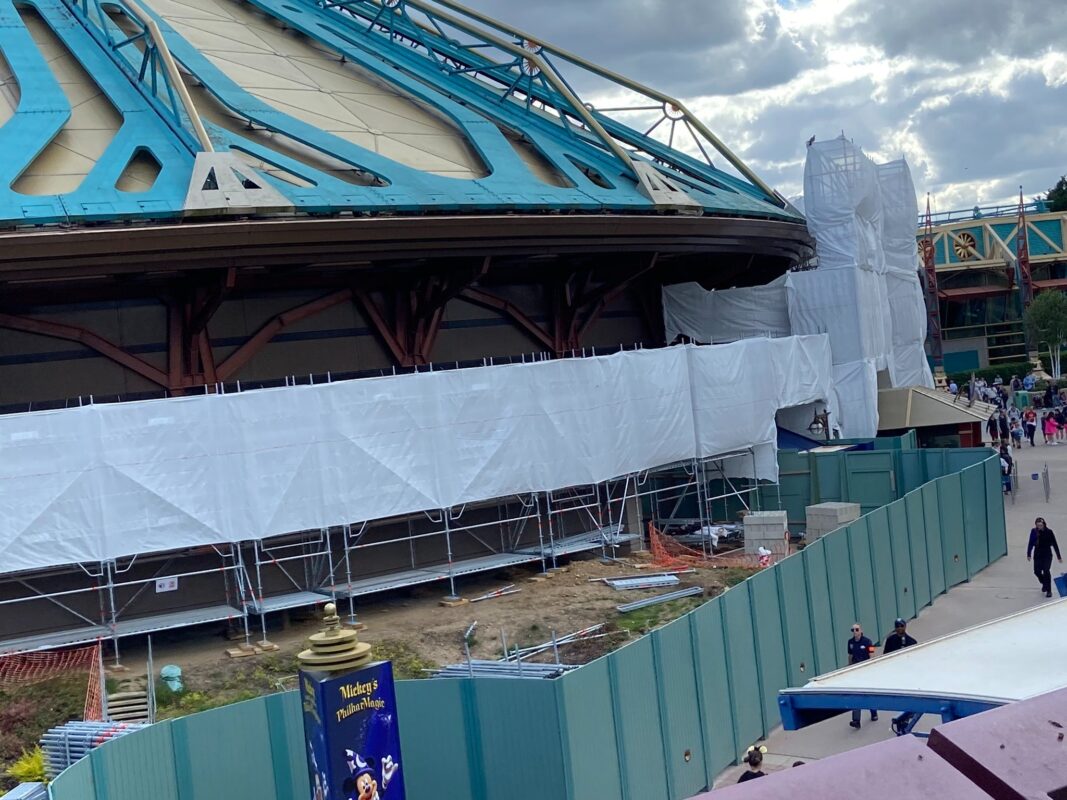 découvrez la rénovation de space mountain à disneyland paris : un voyage galactique revisité pour des sensations encore plus intenses et une expérience inoubliable pour toute la famille.