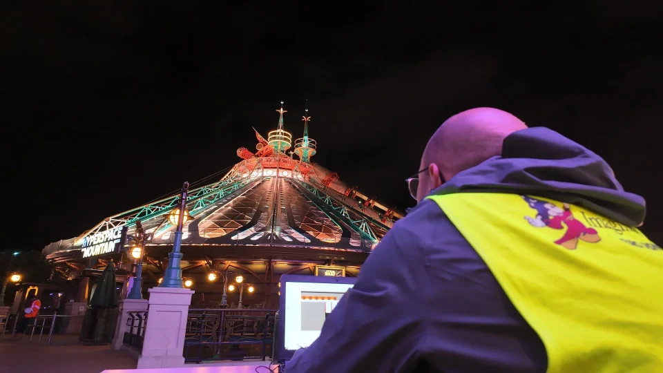 découvrez les dernières nouveautés de la rénovation de space mountain à disneyland paris : une expérience encore plus spectaculaire et immersive vous attend !