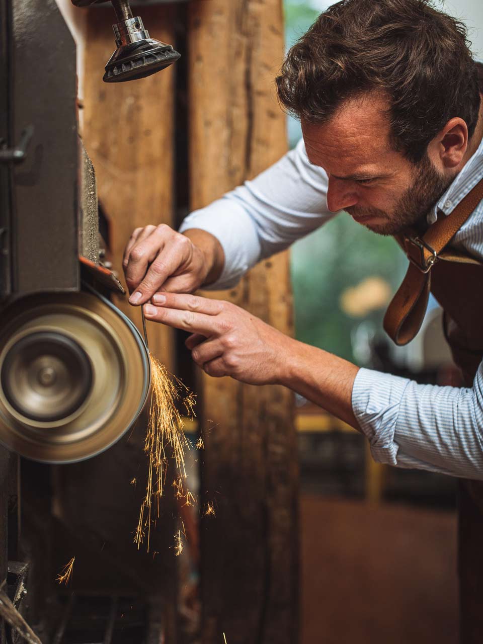 service professionnel de rénovation de veste en cuir à paris. redonnez vie à votre veste cuir avec nos experts en réparation et restauration.