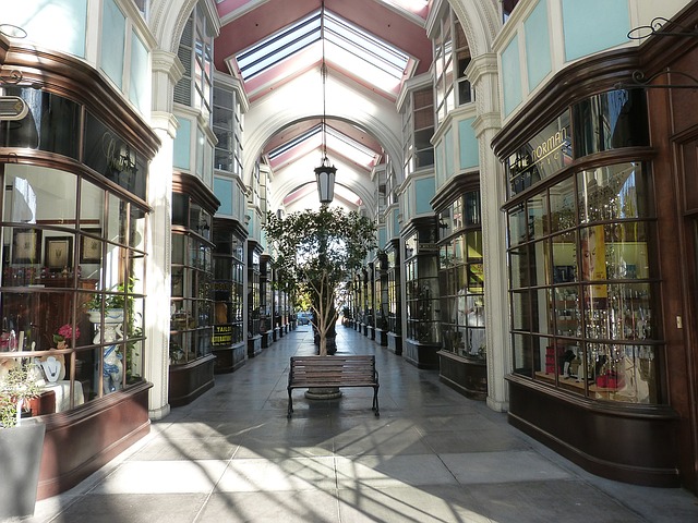 expert en rénovation de vitrines de boutique à paris 15, nous transformons votre devanture pour attirer plus de clients et valoriser votre commerce.