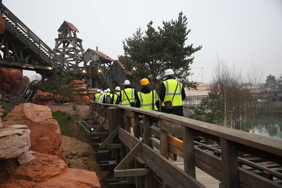 découvrez toutes les rénovations réalisées à disneyland paris en 2016, avec des améliorations majeures des attractions, des décors et des services pour une expérience encore plus magique.