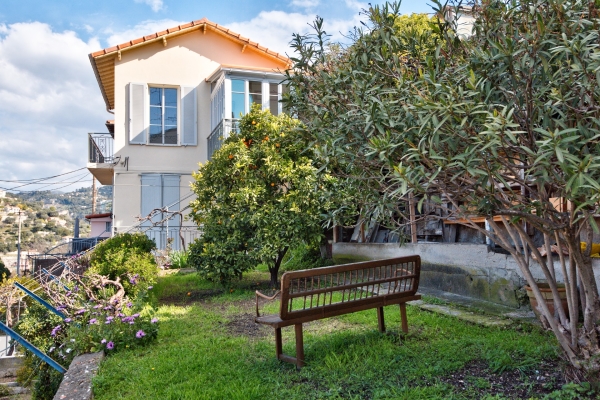 découvrez nos conseils et services experts pour rénover votre appartement à nice, alliant qualité, design et respect des délais.