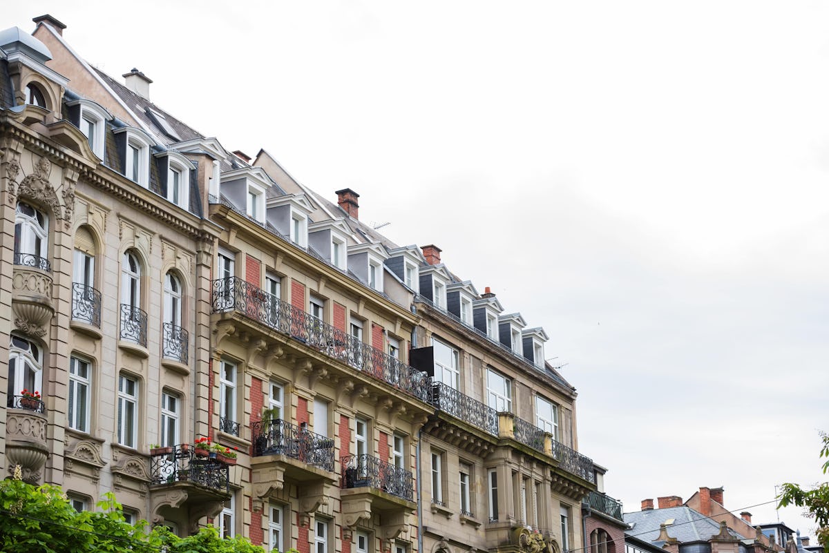 découvrez comment rénover un appartement haussmannien en alliant charme authentique et budget maîtrisé. conseils pratiques et astuces pour redonner vie à votre intérieur avec élégance.