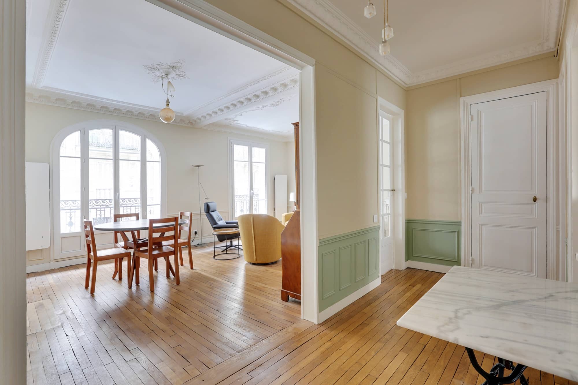 découvrez nos conseils et astuces pour rénover un appartement haussmannien tout en préservant son charme et son élégance d'origine.