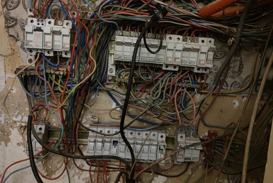 découvrez des conseils pratiques pour rénover l'électricité de votre appartement en toute sécurité et efficacité.