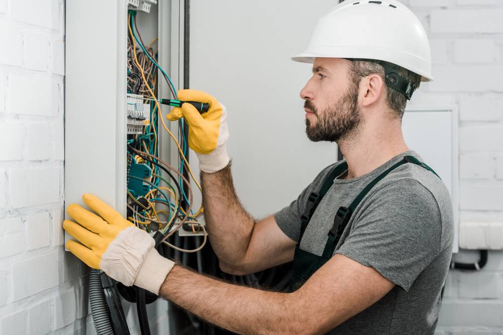 découvrez nos conseils et solutions pour rénover l'électricité de votre maison en toute sécurité et conformité. modernisez votre installation électrique pour plus de confort et d'efficacité.
