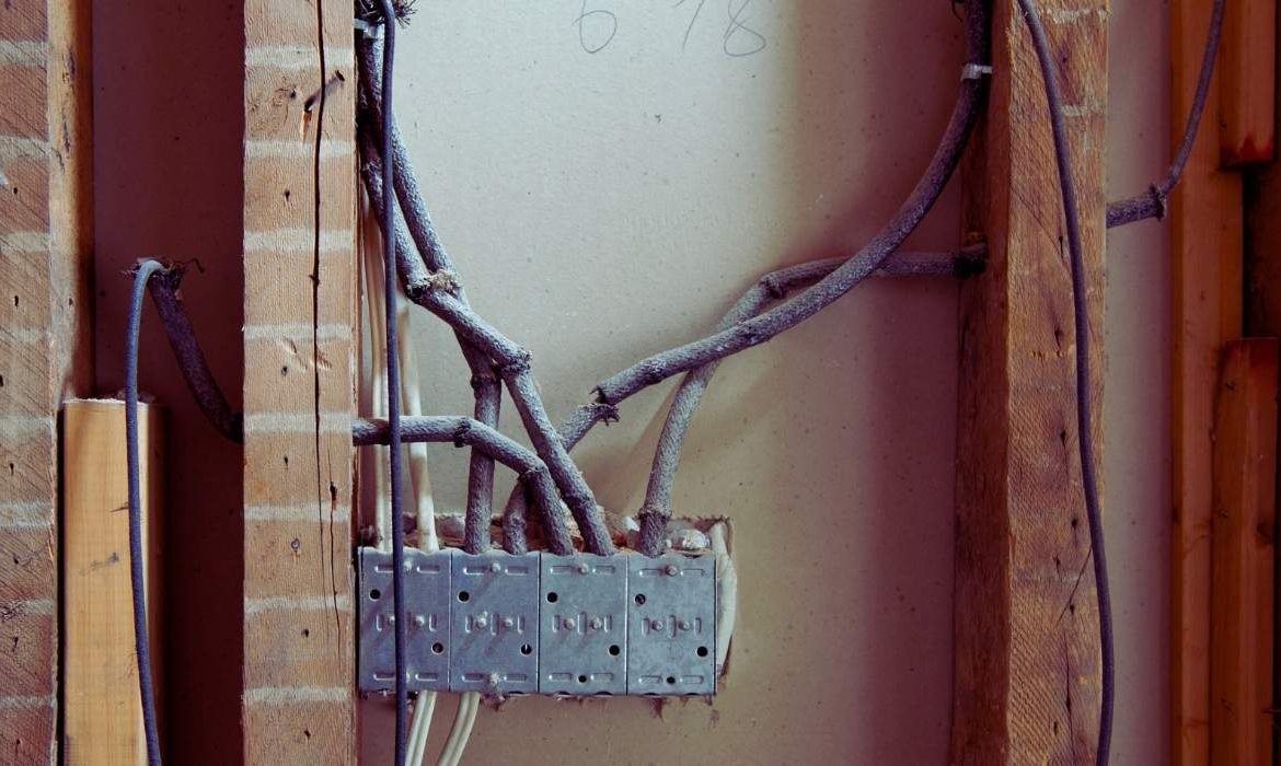 découvrez nos conseils et solutions pour rénover l'électricité de votre maison ancienne en toute sécurité et conformité, tout en modernisant votre installation.