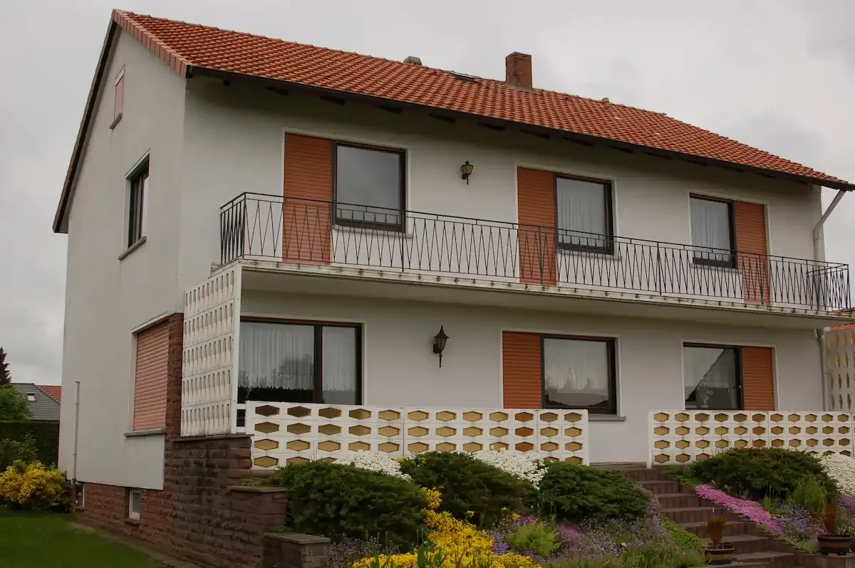 découvrez nos conseils et techniques pour rénover la façade de votre maison des années 90, afin de lui redonner un style moderne et une meilleure protection contre les intempéries.