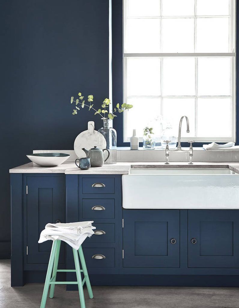 découvrez comment rénover vos meubles de cuisine facilement et à moindre coût grâce à nos astuces et conseils pratiques.