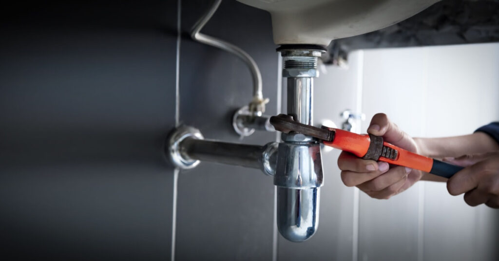 découvrez des solutions clés pour rénover la plomberie de votre maison ancienne et garantir confort et fiabilité.