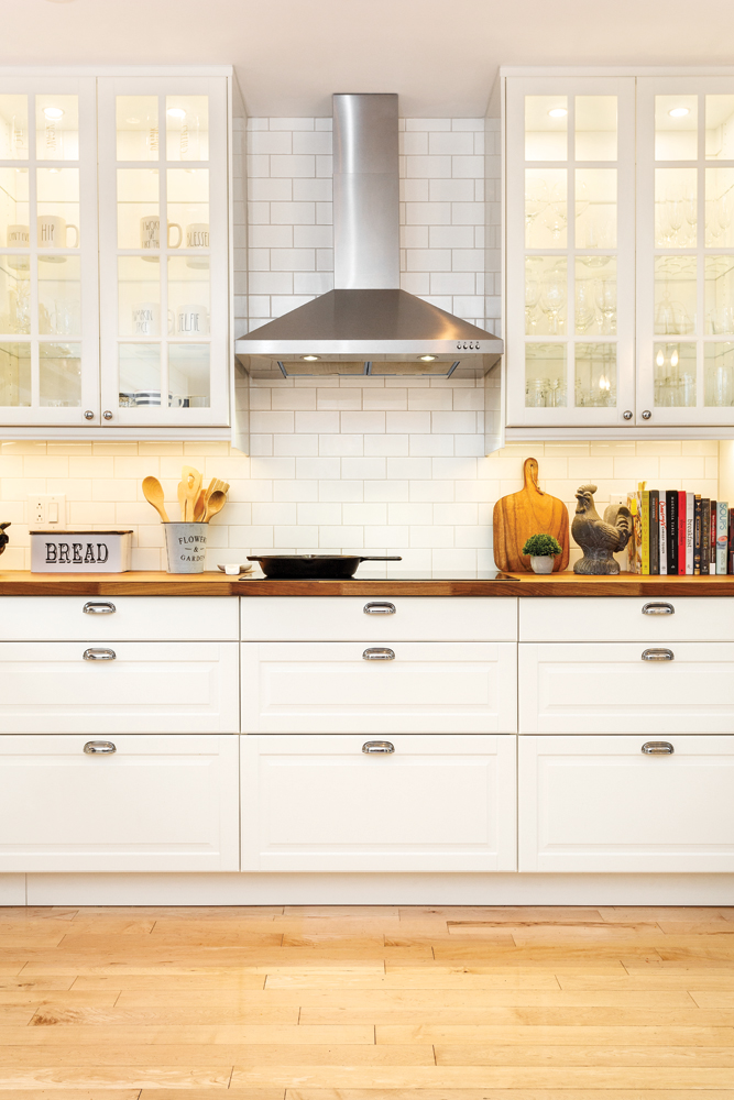 découvrez nos astuces et conseils pour rénover efficacement la porte de votre placard de cuisine, alliant style et fonctionnalité.