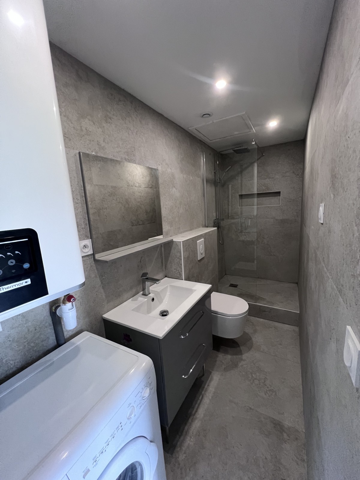 découvrez nos conseils et idées pour rénover une salle de bain moderne de 6m2 dans le 6e arrondissement, alliant design et fonctionnalité.