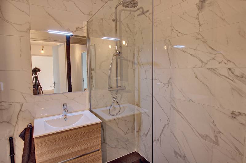 découvrez des conseils modernes pour rénover votre salle de bain à dagny (77320) et transformer votre espace avec style et fonctionnalité.