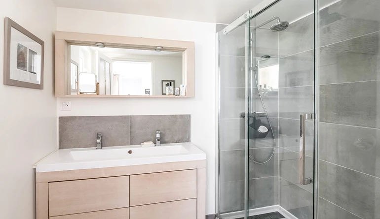 découvrez comment rénover votre salle de bain à paris sans réaliser de travaux lourds grâce à des solutions rapides et économiques.