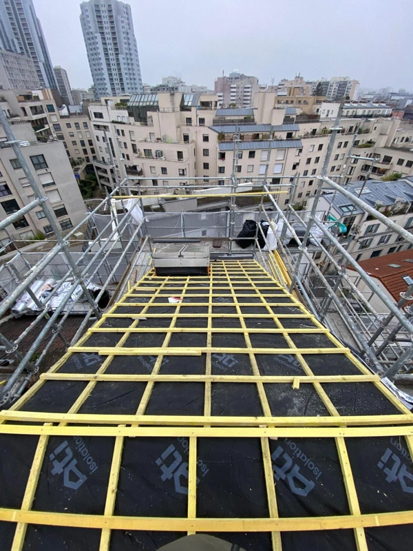 expert en rénovation de toiture pour hôtels anciens à paris, garantissant qualité, durabilité et respect du patrimoine architectural.