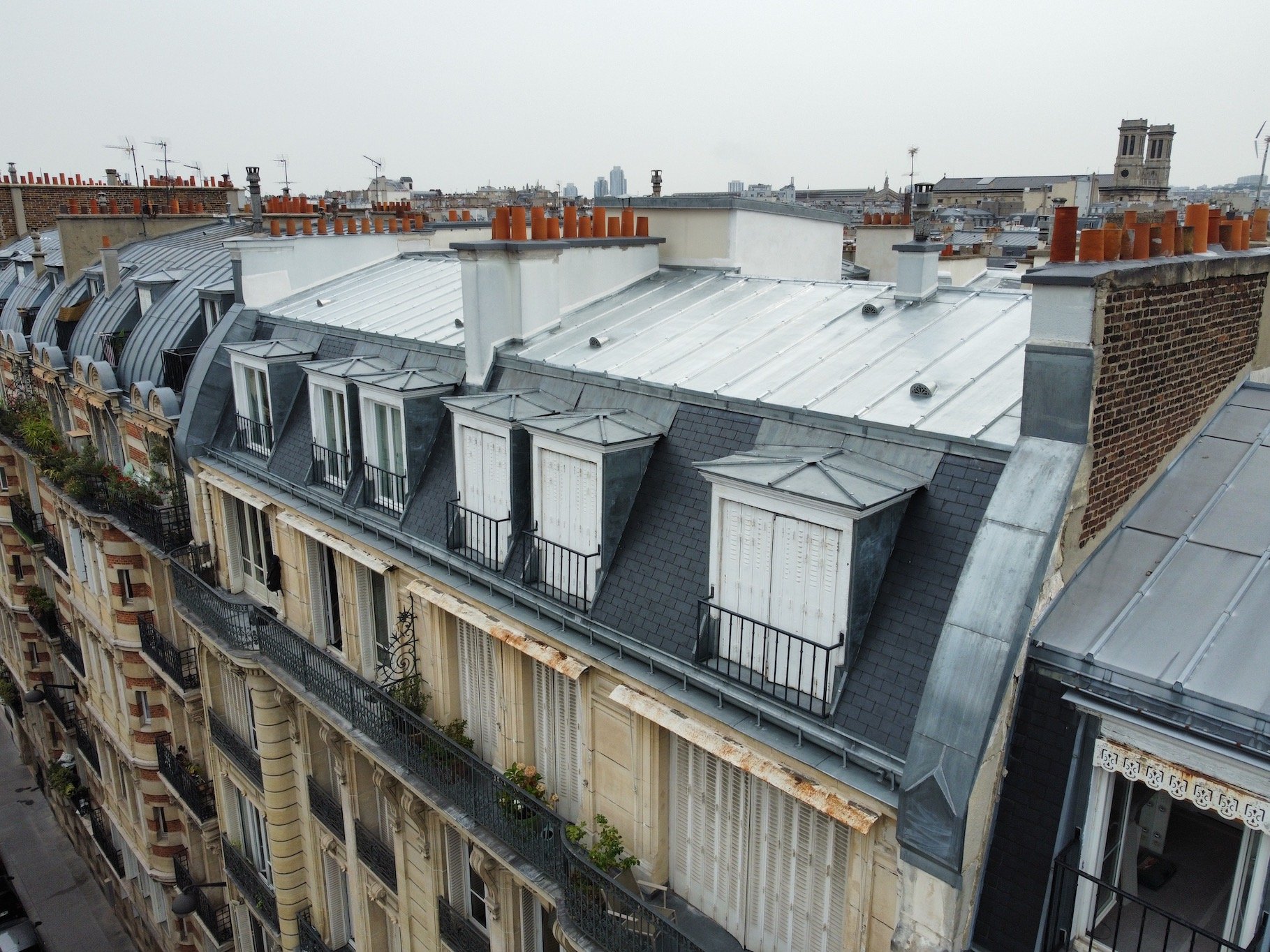 expert en rénovation de toitures pour hôtels anciens à paris, nous redonnons vie à votre bâtiment historique avec savoir-faire et qualité.